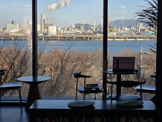 Seats at National Assembly Book & Bakery Cafe in western Yeouido overlooks Han River. [JIN EUN-SOO]