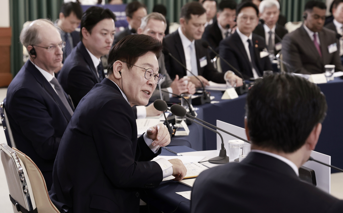 President Lee Jae Myung, center, speak during a roundtable with foreign-invested companies at the Blue House in central Seoul on Jan. 28. [JOINT PRESS CORPS]