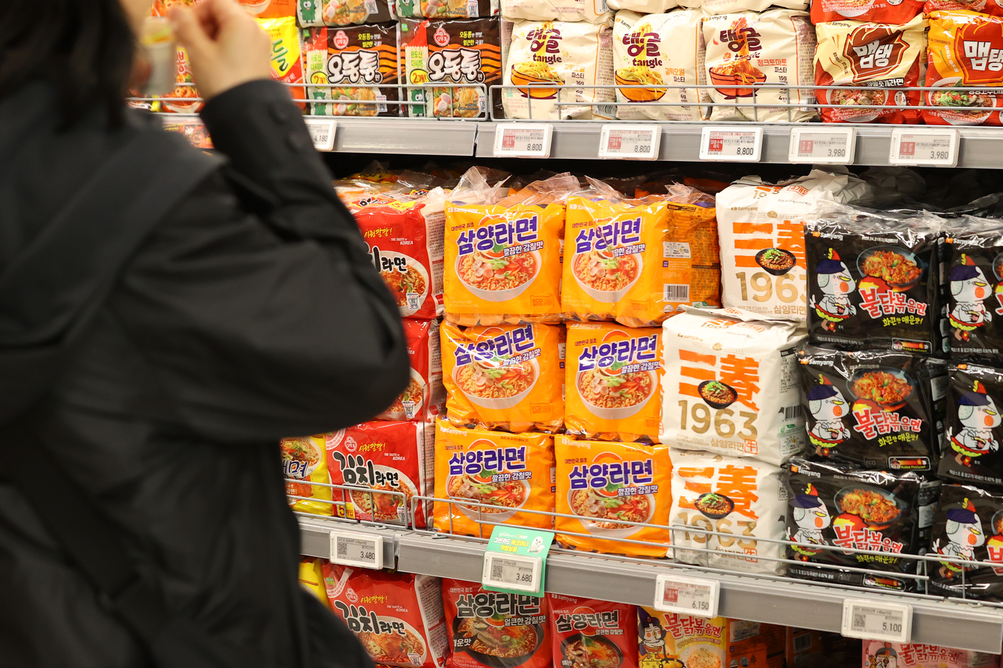 Samyang Food's instant noodle, or ramyeon, products are seen on display at a large supermarket in Seoul on Nov. 6. [YONHAP] 