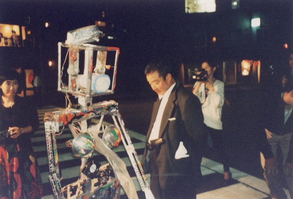 Artist Nam June Paik, center, with his ″Robot K-456″ (1964) piece in Tokyo in this undated photo [NAM JUNE PAIK ART CENTER ARCHIVE]