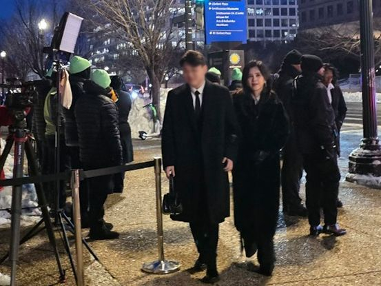 Lee Boo-jin, president of Hotel Shilla, right, enters the “Lee Kun-hee Collection” gala venue with her son, center, on Jan. 28 at the Smithsonian Arts and Industries Building in Washington. [YONHAP] 