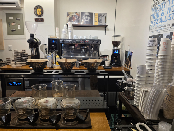 Fuga Coffee specializes in pour-over coffees. [JIN EUN-SOO]