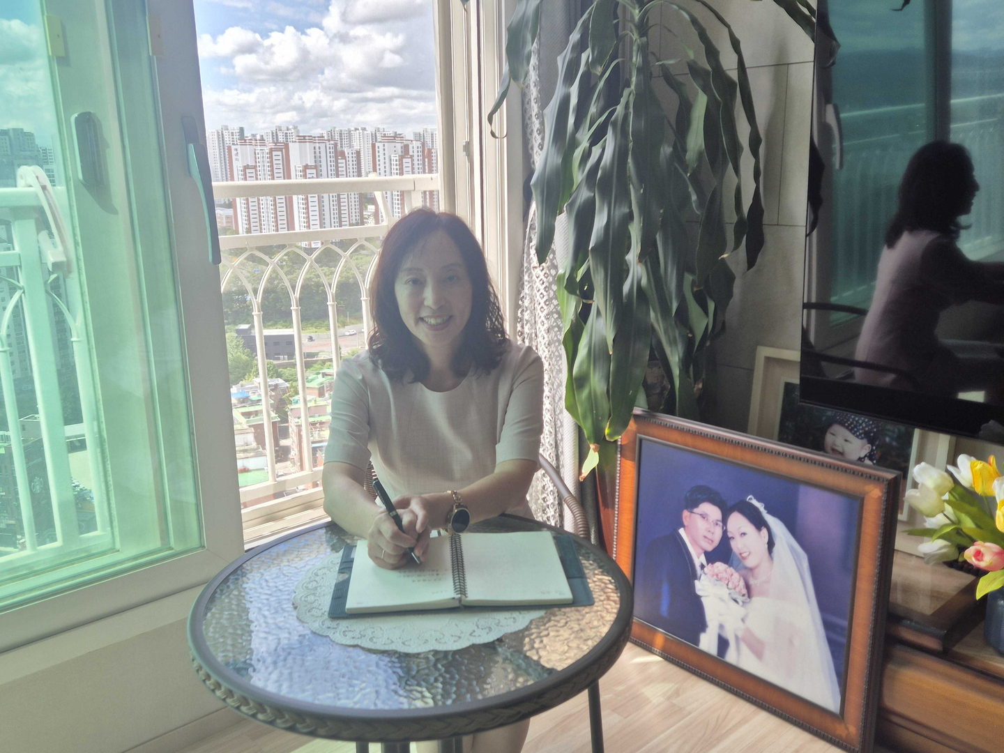 Lee Gyeong-suk speaks during an interview with the JoongAng Ilbo at her residence in Gimpo, Gyeonggi, on Sept. 28, 2025. [JUN YUL] 