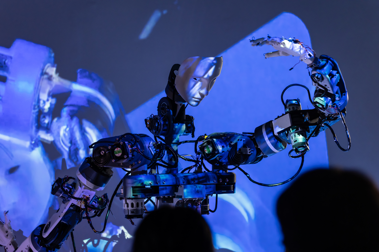 "Ghost Theatre X Robot K-456: The Circuit Turned Back On," a 50-minute multimedia piece by artist Kwon Byung-jun featuring acrobatic robots [KWON KEUN-YOUNG]