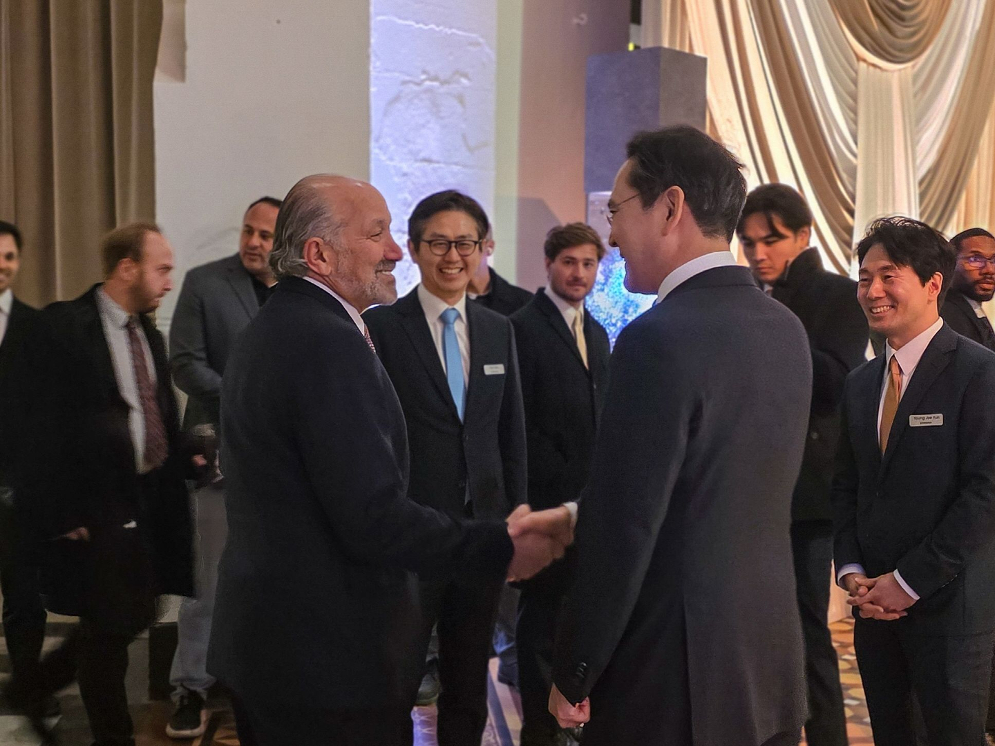 Samsung Electronics Chairman Lee Jae-yong, right, meets and talks with U.S. Secretary of Commerce Howard Lutnick, left, at the gala dinner held on Jan. 28 at the Smithsonian Arts and Industries Building in Washington. [SAMSUNG ELECTRONICS] 