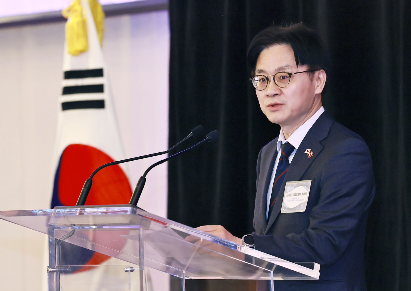 Industry Minister Kim Jung-kwan speaks at the Korea-Canada industrial cooperation forum in Toronto on Jan. 26. [YONHAP] 