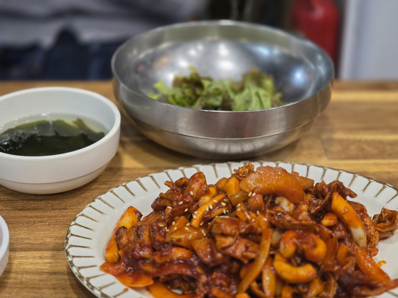Byeolmi Bokkeum's flame-grilled mix of pork belly and squid [JIN EUN-SOO]