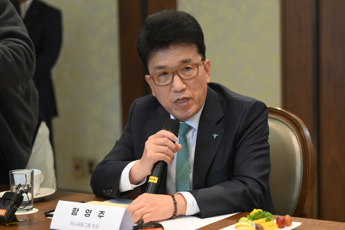 Ham Young-joo, chairman of Hana Financial Group, delivers opening remarks during a signing ceremony for a memorandum of understanding among financial institutions to support the success of the National Growth Fund at the Korea Development Bank in Yeouido, western Seoul, on Nov. 17, 2025. [JOINT PRESS CORPS]