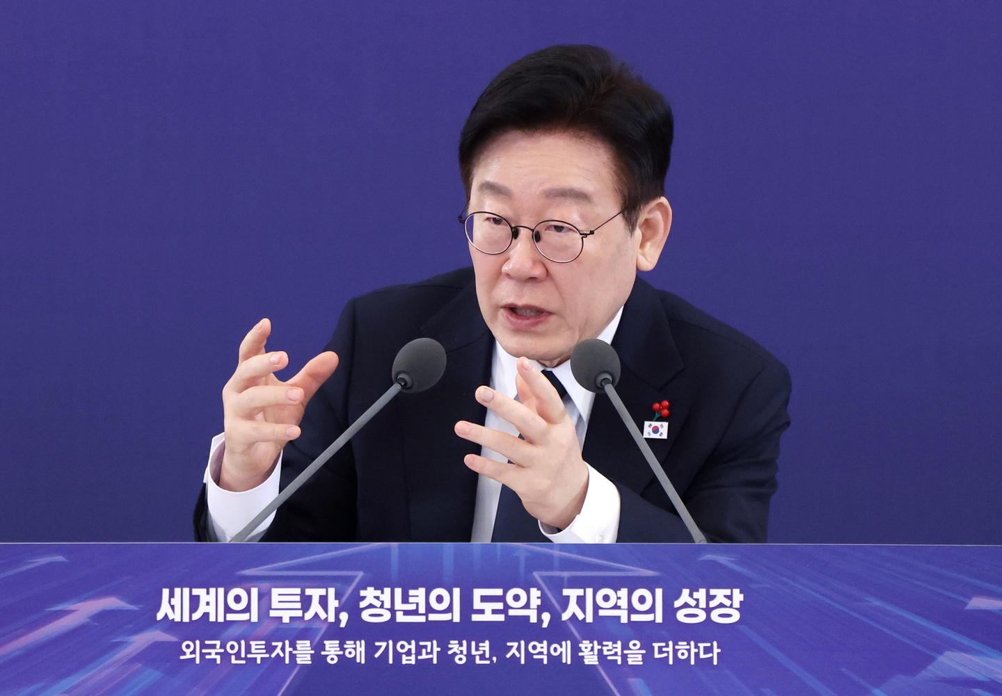 President Lee Jae Myung speaks during a meeting with foriegn investors at the Blue House in Jongno District, central Seoul, on Jan. 28. [JOINT PRESS CORPS]