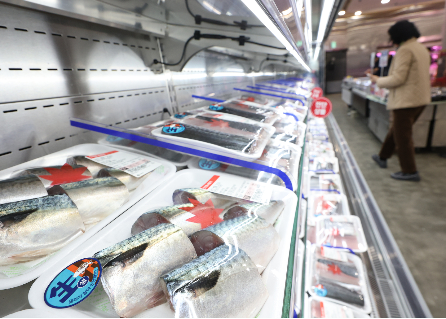 Mackerel products are being sold at a supermarket in Seoul on Jan. 15. [YONHAP] 
