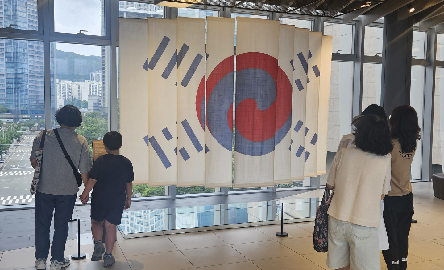 A copy of a Korean flag bestowed by King Gojong on his American diplomatic adviser Owen N. Denny and regarded as the oldest surviving Korean national flag, is on display at Shinsegae Department Store Centum City in Haeundae District, Busan, on Constitution Day, July 17, 2025. [YONHAP]