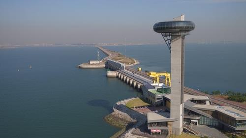 The extensive seawall that also operates the world's largest tidal power plant in Ansan, Gyeonggi. The city, which has the lead in energy self-sufficiency of which nearly 10 percent is generated from renewable energy, plans to expand its renewable energy capacity including windfarms and offshore solar farms. [YONHAP]