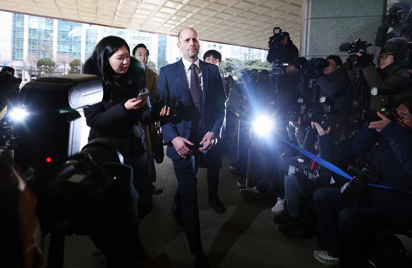 Harold Rogers, center, interim chief of Coupang Korea, arrives at the Seoul Metropolitan Police Agency headquarters in Jongno District, central Seoul, on Jan. 30 for questioning as an accused party over allegations including destruction of evidence tied to a “self-investigation.” [NEWS1]