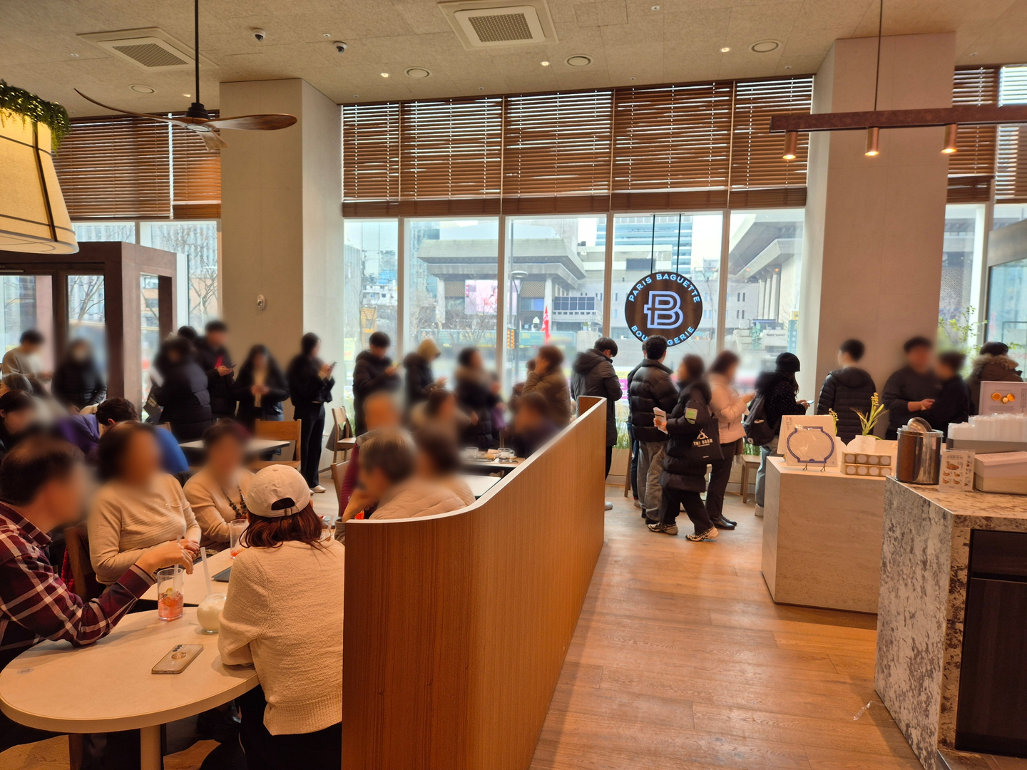 Over 50 people line up for more than half an hour at Paris Baguette’s Gwanghwamun 1945 branch in Jongno District, central Seoul, on Jan. 26. [LIM SUN-YOUNG]