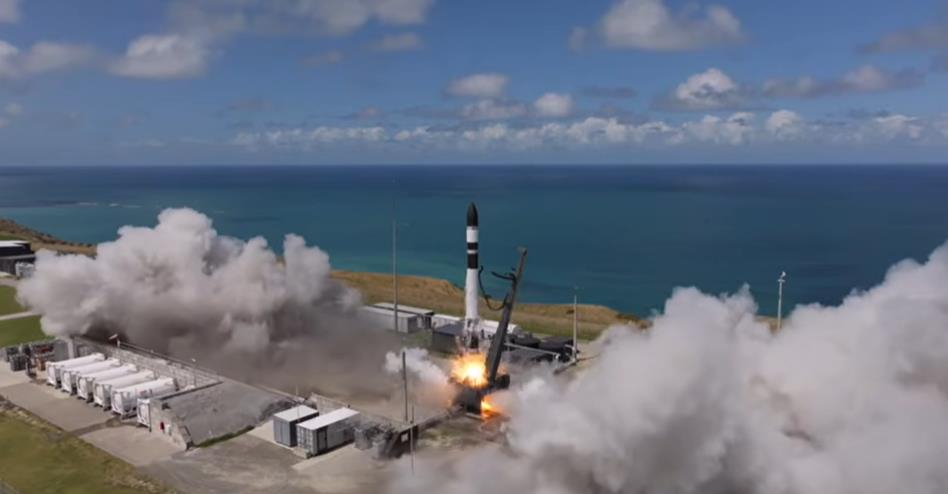 This image captured from the YouTube site of Rocket Lab shows the launch of the Electron rocket carrying a nanosatellite developed by Korea's KAIST on Jan. 30, from Mahia Launch Complex in New Zealand. [YONHAP]