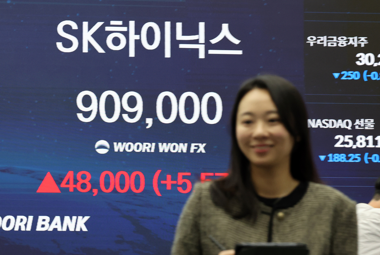 This photo taken Jan. 30, shows the dealing room of Woori Bank in Seoul. [YONHAP] 