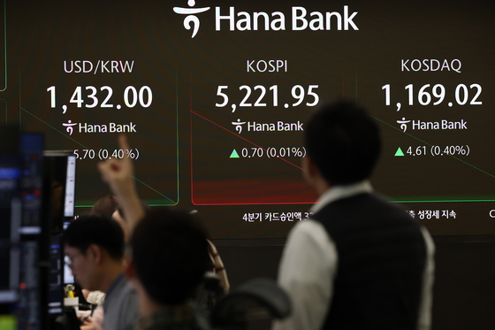 A screen in Hana Bank's trading room in central Seoul shows the Kospi opening on Jan. 30. [YONHAP]