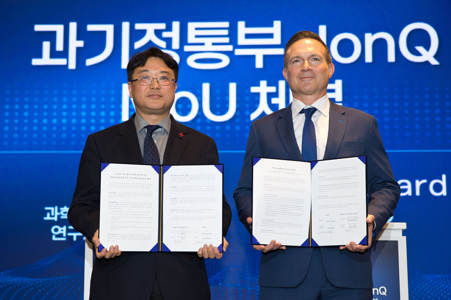 Kim Seong-soo, the director general for research and development policy at the Ministry of Science and ICT, left, and Scott Millard, IonQ’s chief brand officer, sign a memorandum of understanding between the ministry and IonQ on Jan. 29. [MINISTRY OF SCIENCE AND ICT] 