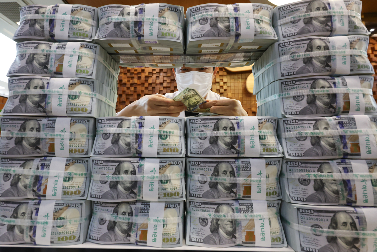 An employee organizes U.S. dollar bills at Hana Bank’s anti-Counterfeit Countermeasures Center in Jung District, central Seoul, on Nov. 26. [NEWS1]