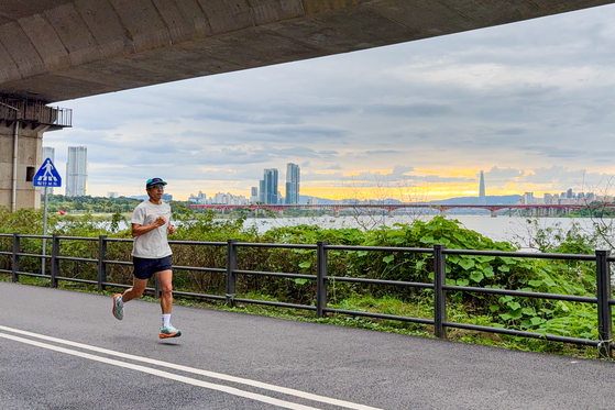 A man is running by the Han River in Seoul.[JOONGANG ILBO]
