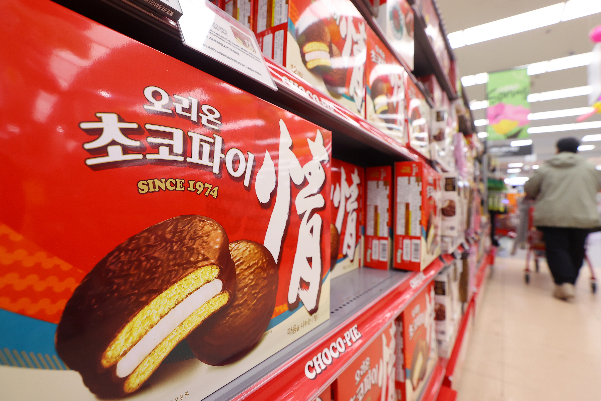 Choco Pies are on display at a large supermarket in Seoul on Feb. 27. Choco Pies are confectionery maker Orion's bestselling snack. [YONHAP]
