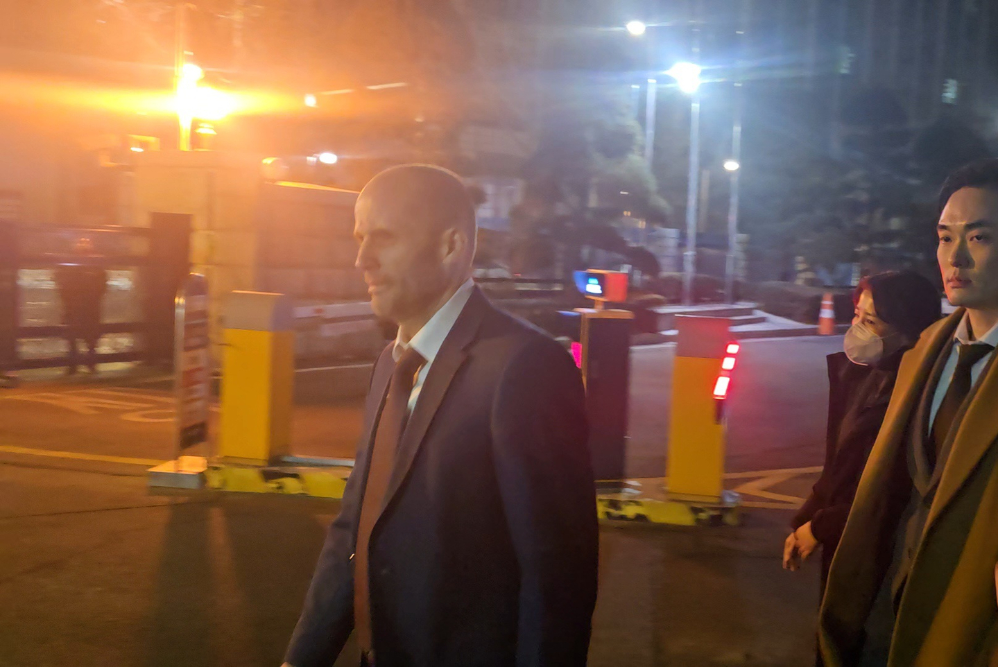 Harold Rogers, the interim chief of Coupang Korea, walks out of the Seoul Metropolitan Police Agency's headquarters in central Seoul on Saturday after being questioned. [YONHAP]