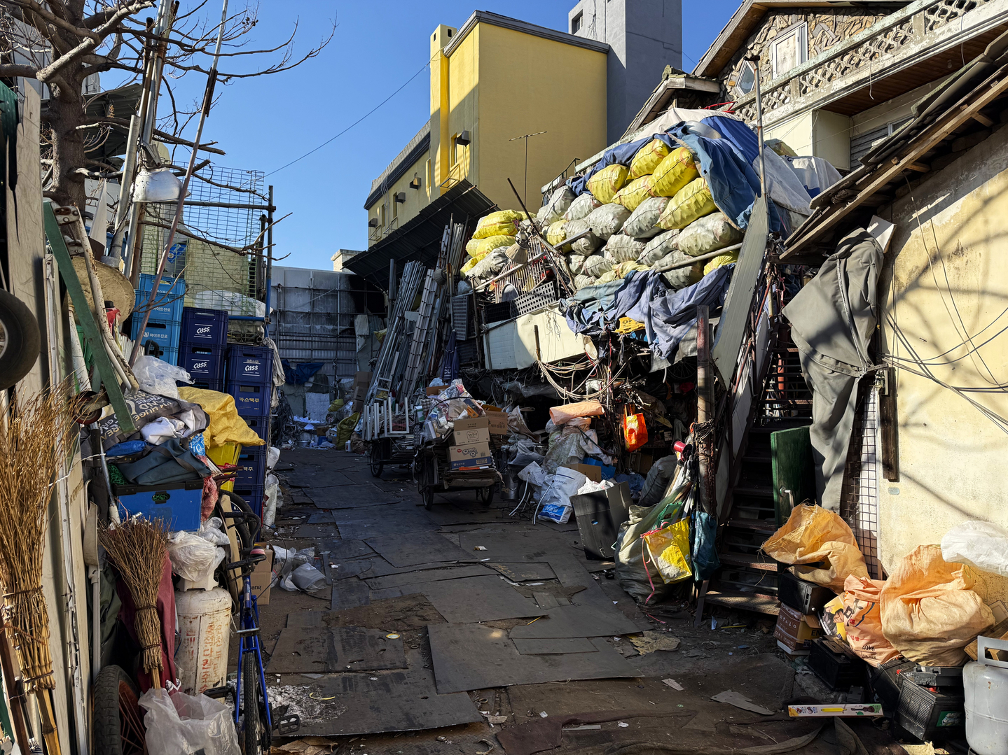 A scrap yard that buys paper and boxes from collectors in Bupyeong District, Incheon [YOON SEUNG-JIN]