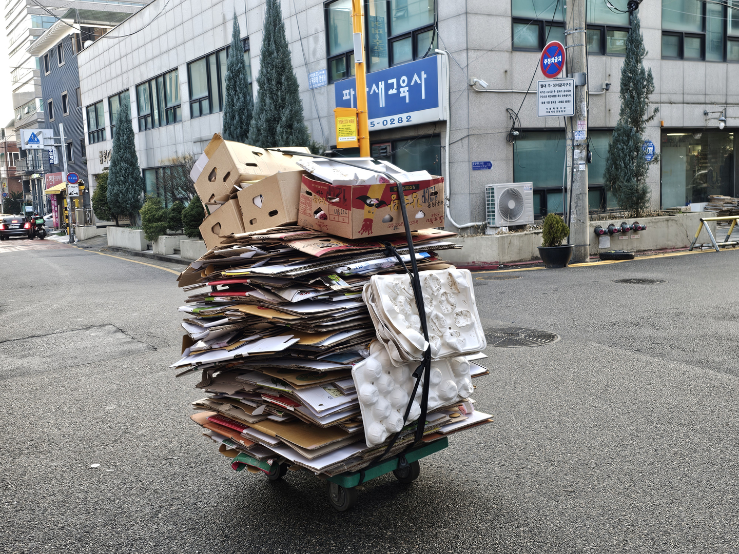 A cart full of recyclable papers and boxes [JOONGANG ILBO]