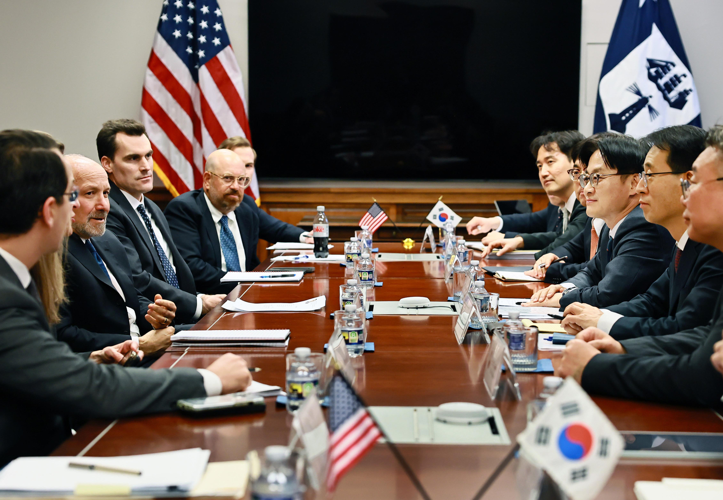 Kim Jung-kwan, the minister of trade, industry and resources, third from right, speaks with U.S. Secretary of Commerce Howard Lutnick, third from left, in Washington on Jan. 29. [MINISTRY OF TRADE, INDUSTRY AND RESOURCES]