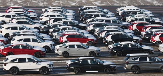 Export vehicles are parked at Pyeongtaek Port in Pyeongtaek, Gyeonggi on Jan. 27. [NEWS1] 