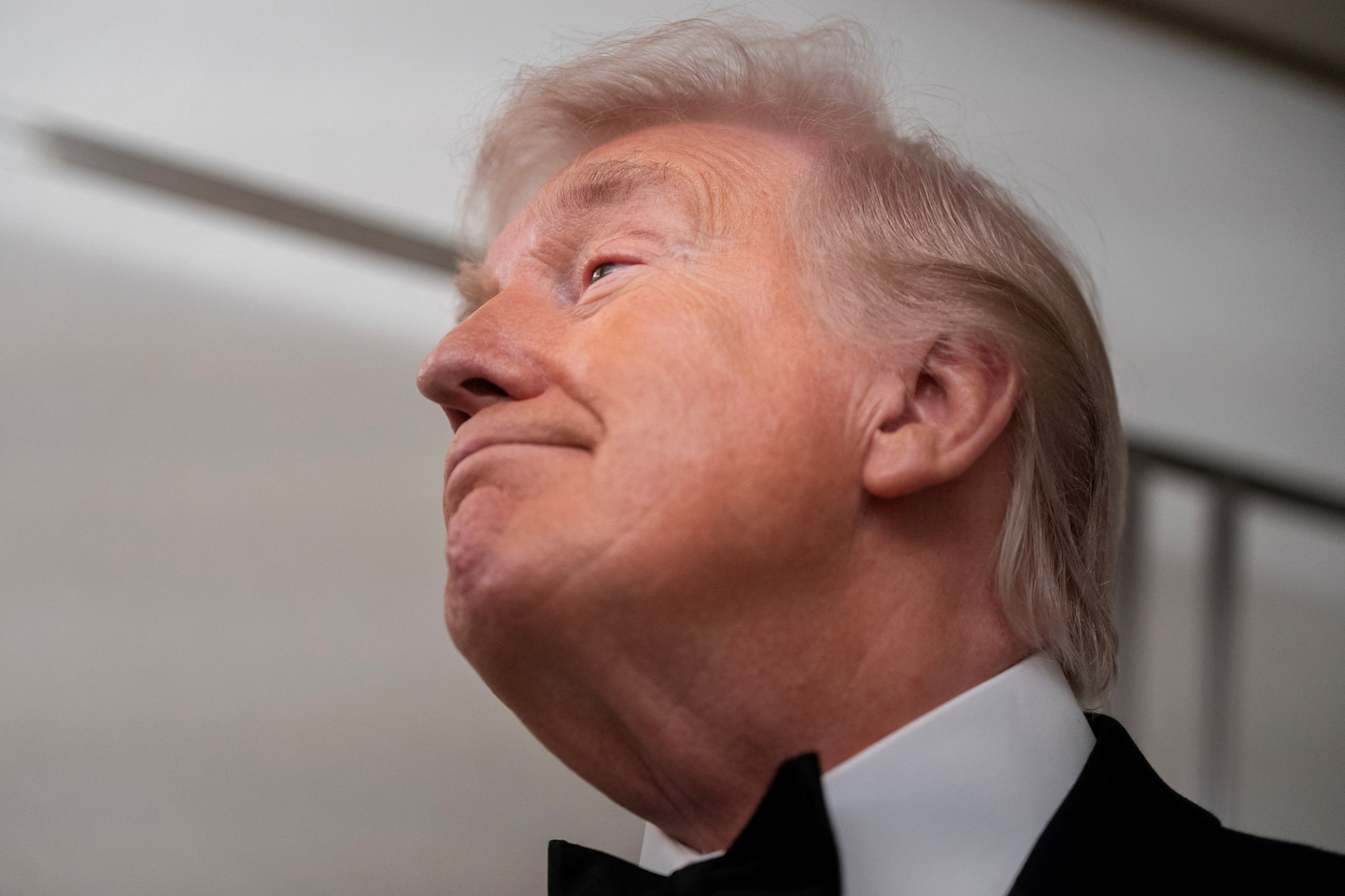 U.S. President Donald Trump speaks with members of the media on board Air Force One en route to Palm Beach, Florida, on Jan. 31. [REUTERS/YONHAP]