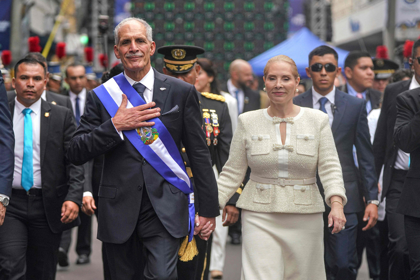 Honduran President Nasry Asfura, left, and his wife Lissette del Cid walk following the inauguration ceremony at the Honduran Congress in Tegucigalpa on Jan. 27. [AFP/YONHAP]