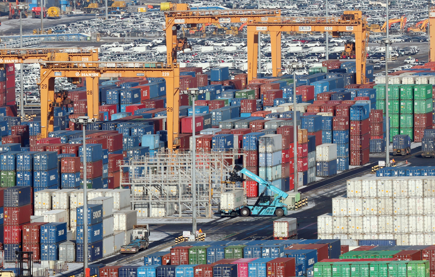 Export containers are stacked at Pyeongtaek Port in Pyeongtaek, Gyeonggi on Jan. 27. [NEWS1] 