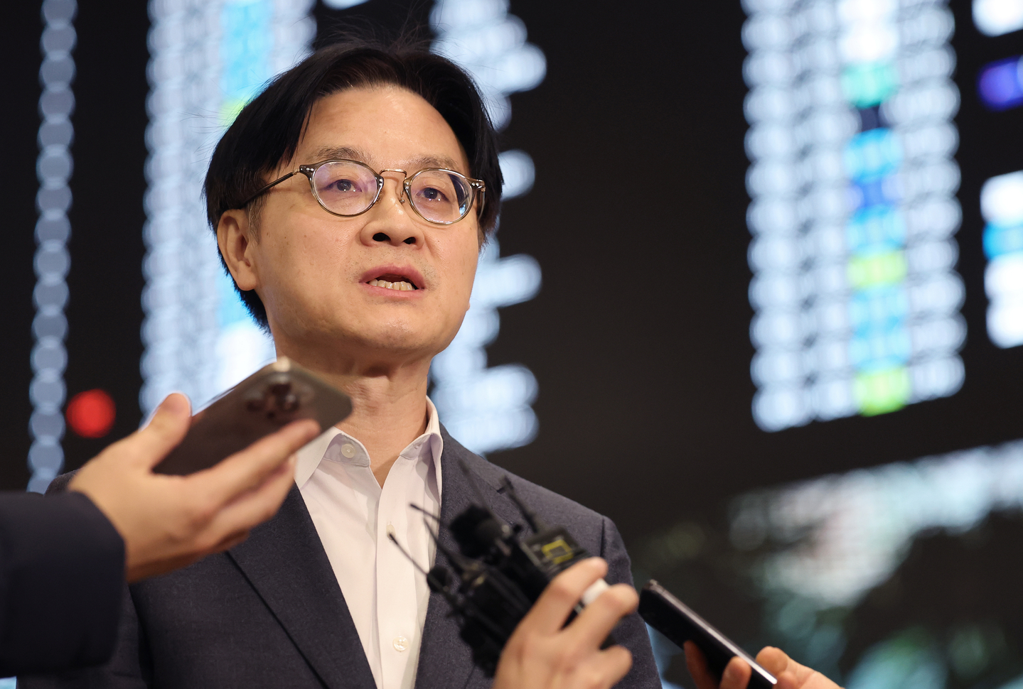 Kim Jung-kwan, the minister of trade, industry and resources, speaks with reporters at Incheon International Airport after returning from the United States on Jan. 31. [NEWS1]