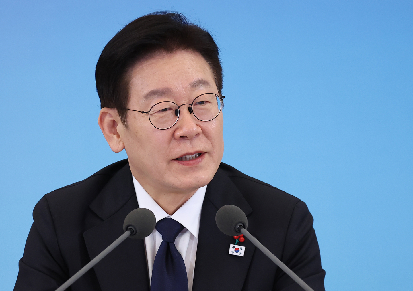 President Lee Jae Myung speaks during a meeting at the Blue House in central Seoul on Jan. 30. [NEWS1]