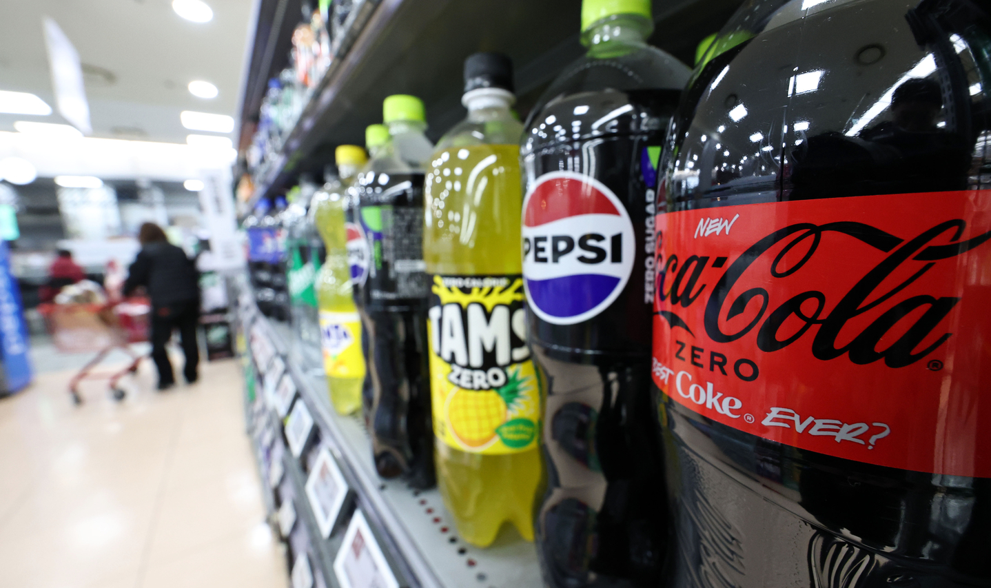 Sugar-free soft drinks are displayed at a supermarket in Seoul on Jan. 29. [YONHAP] 