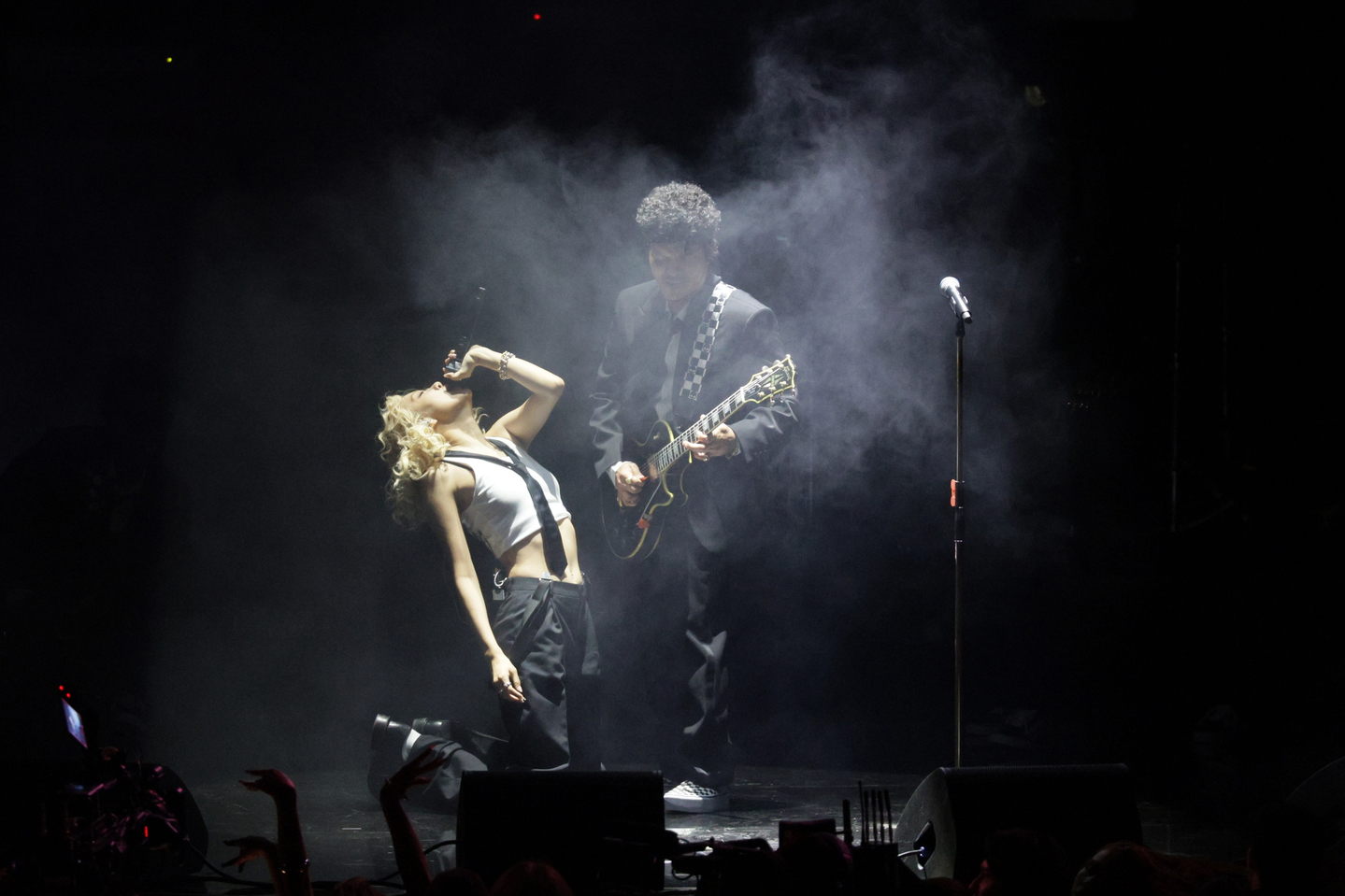 Rosé, left, and U.S. singer-songwriter Bruno Mars perform on stage during the 68th Annual Grammy Awards ceremony at the Crypto.com Arena in Los Angeles on Feb. 1. [EPA/YONHAP]