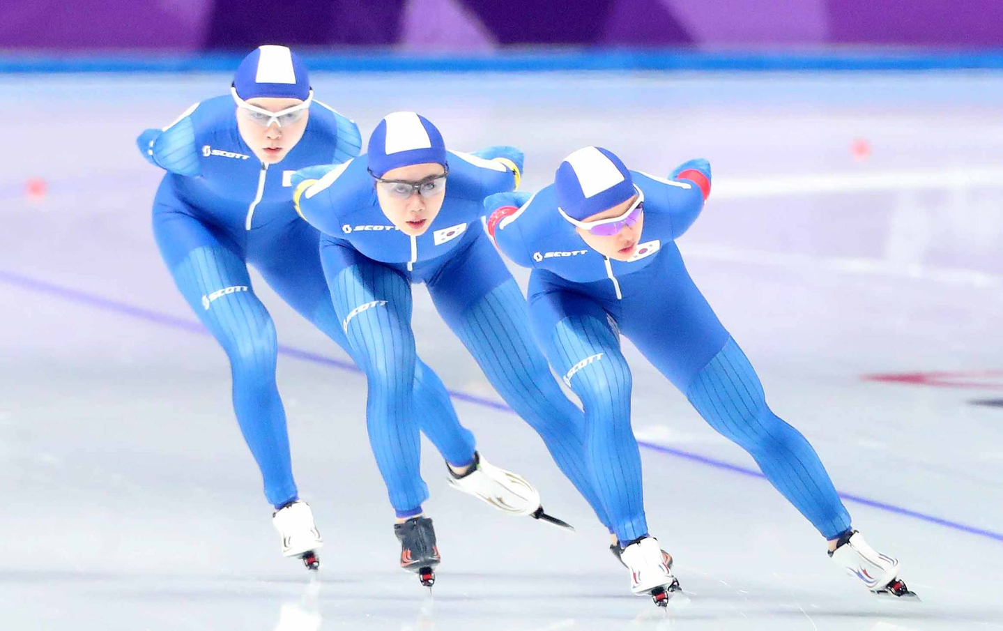 From left: Noh Seon-young, Park Ji-woo and Kim Bo-reum skate in the women’s team pursuit in 2018. [JOONGANG ILBO]