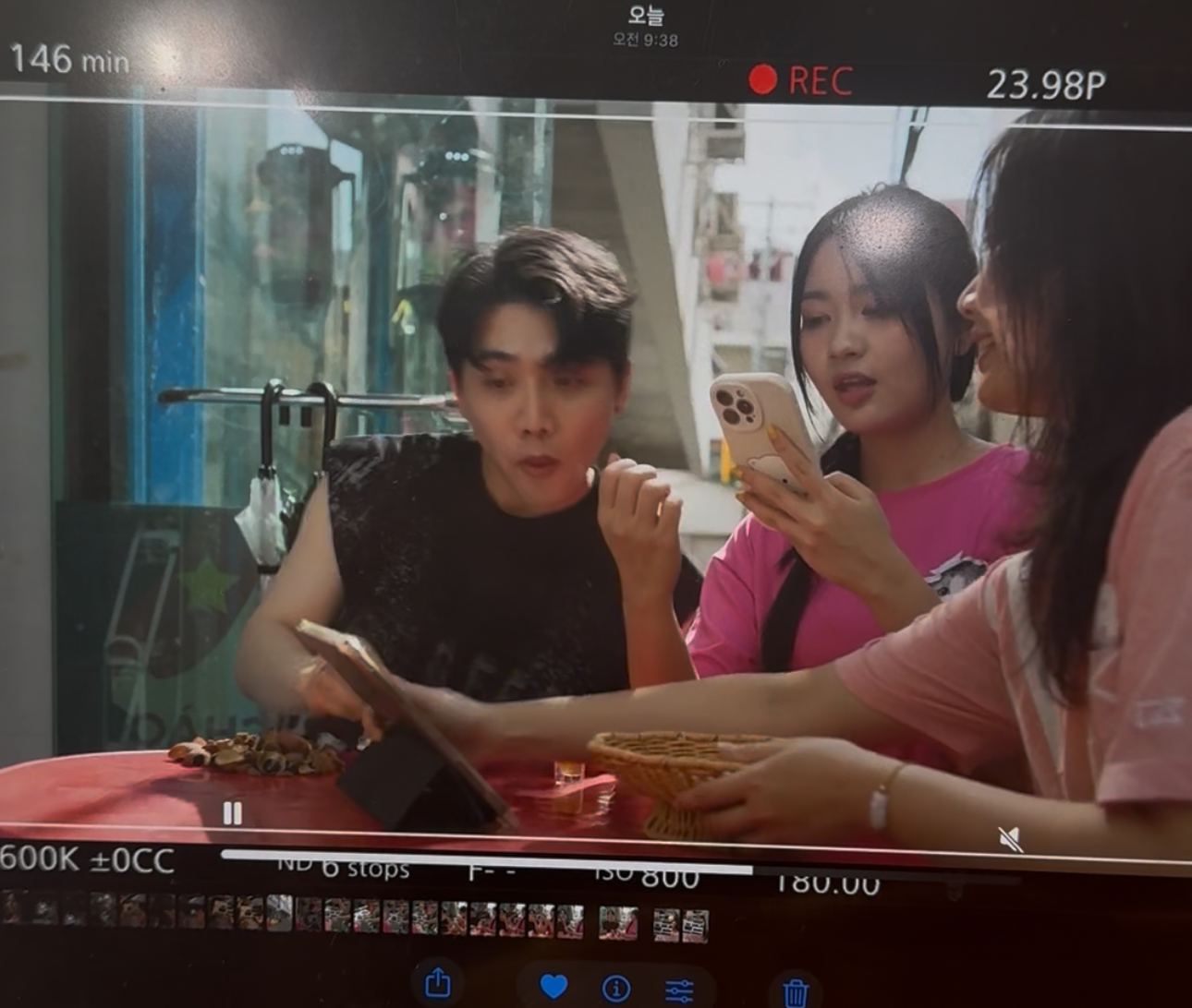  Le Anh Ton, left, acts in a scene of the independent film “Changsin-dong Mart” (2025). [LE ANH TON]