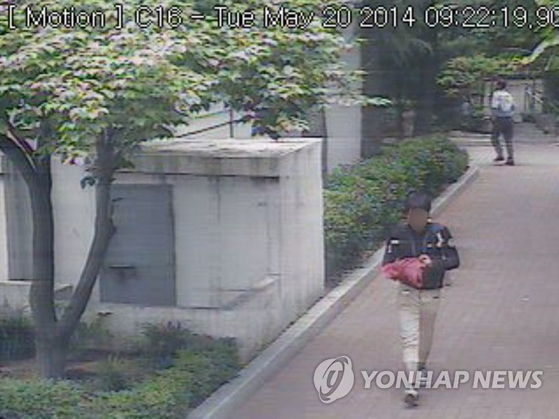 A CCTV footage shows Jang Jae-jin leaving an apartment in Dalseo District, Daegu, after killing the parents of his ex-girlfriend on May 20, 2014. DAEGU METROPOLITAN POLICE AGENCY]