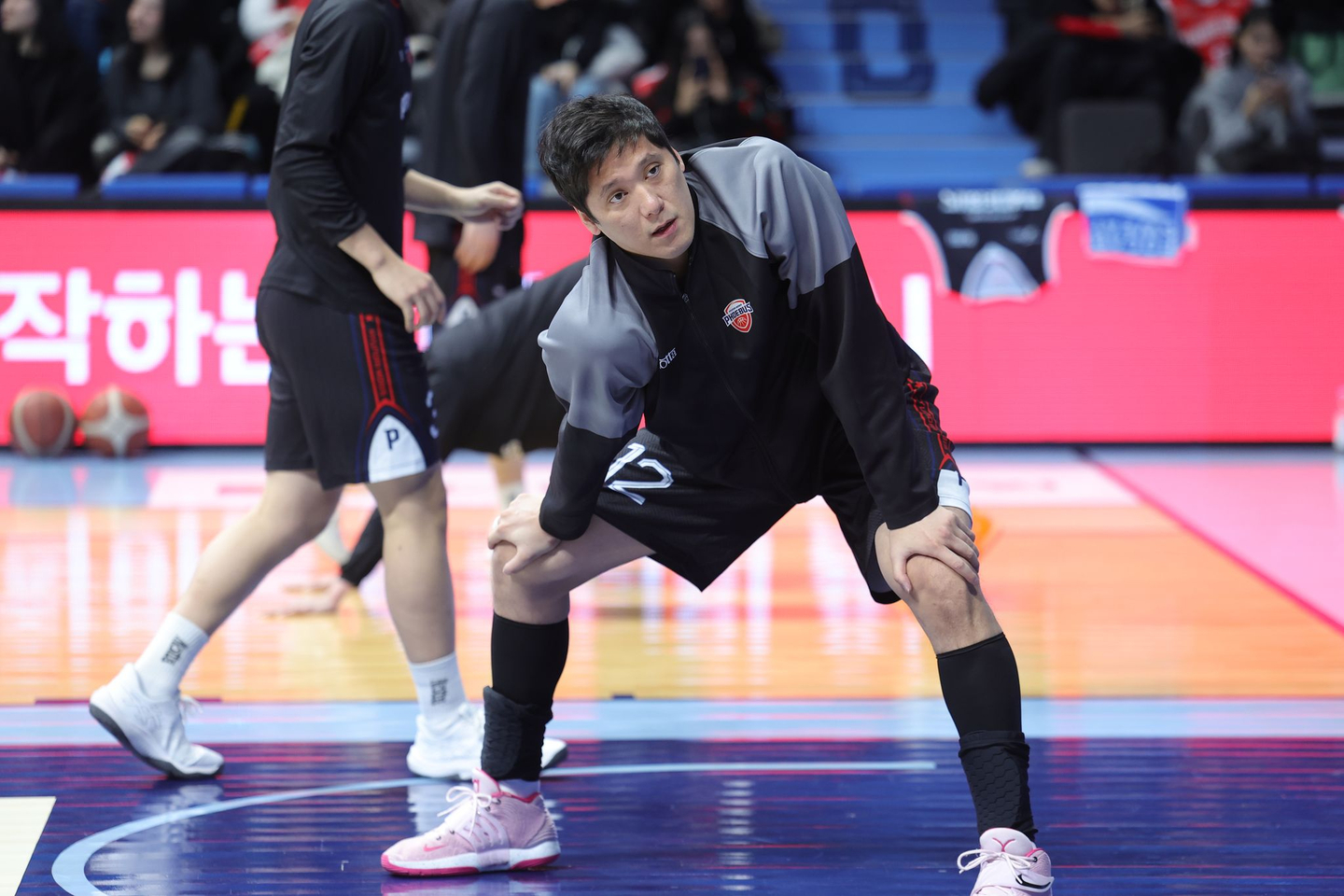 Ham Ji-hoon of Ulsan Hyundai Mobis Phoebus warms up ahead of a game against Goyang Sono at Goyang Sono Arena on Jan. 27 after announcing he will retire at the end of this season. [YONHAP] 
