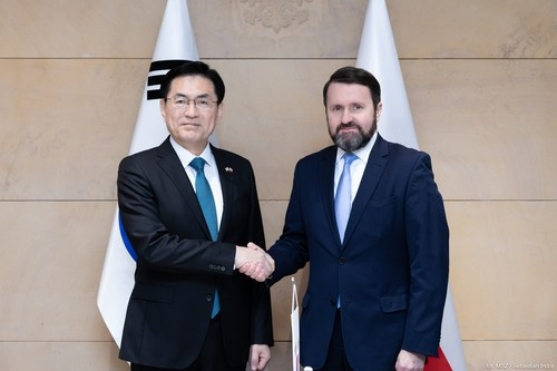 Jeong Yeon-doo, left, vice minister for diplomatic strategy and intelligence, poses for a photo with Robert Kupiecki, undersecretary of state for security policy at the Polish foreign ministry, ahead of their security strategy dialogue in Warsaw on Feb. 2. [MINISTRY OF FOREIGN AFFAIRS]