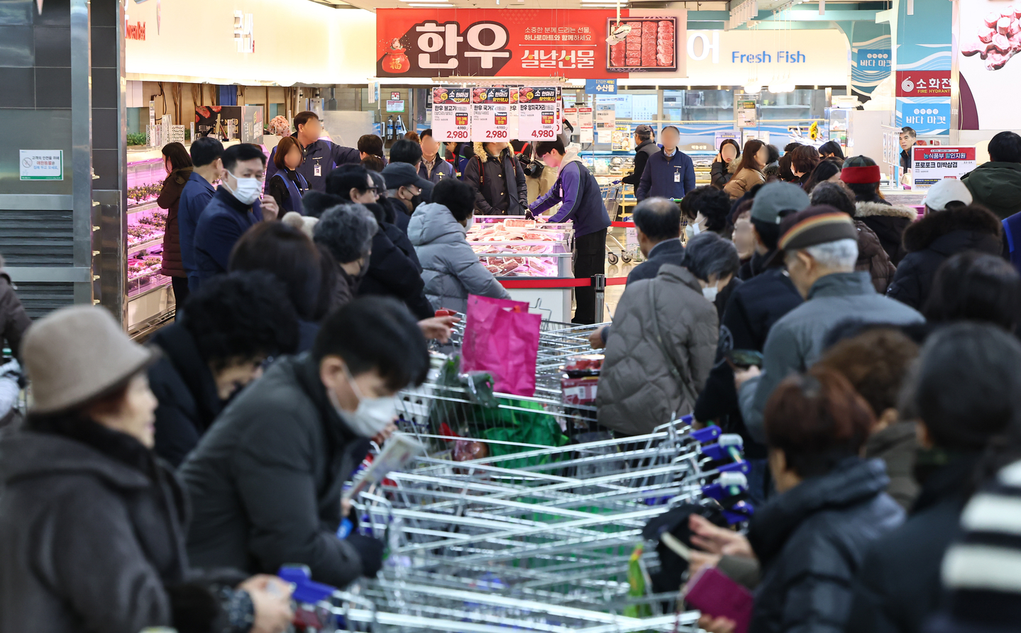 People are seen shopping for groceries at a large supermarket in Seocho District, southern Seoul on Feb. 2. [NEWS1] 