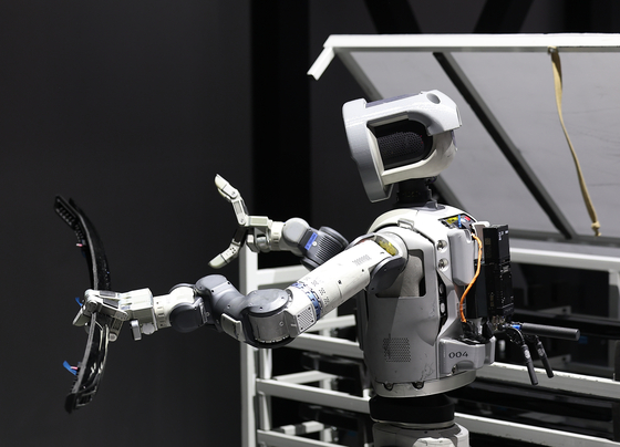 Atlas, a humanoid robot by Hyundai Motor-backed Boston Dynamics, demonstrates working at a factory at the CES 2026 in Las Vegas on Jan. 8. [YONHAP] 