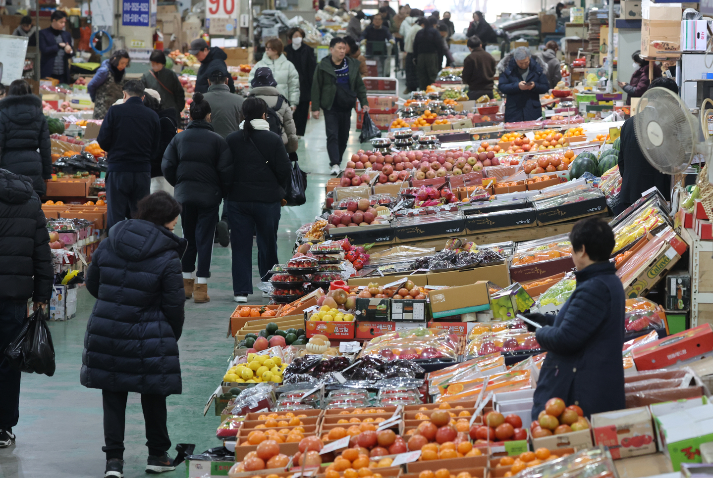 Customers shop for gifts and fruits at the Banyeo Agricultural Wholesale Market in Haeundae District, Busan, on Feb. 3, ahead of the upcoming Lunar New Year holiday. [YONHAP]