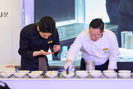 Chefs Lee Jun and Lee Chan-yang, better known by his nickname “Rebellious Genius,” prepare sorbets made out of Buddha's hand and citrus on Feb. 3 at the Stella Artois event in southern Seoul. [STELLA ARTOIS]