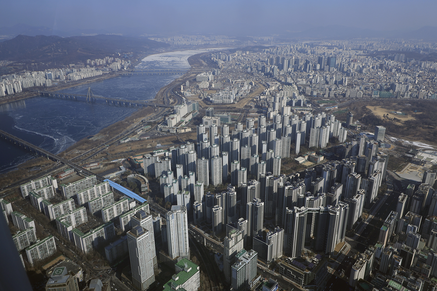 Apartment complexes in Songpa District, southern Seoul are seen on Feb. 1. [NEWS1]