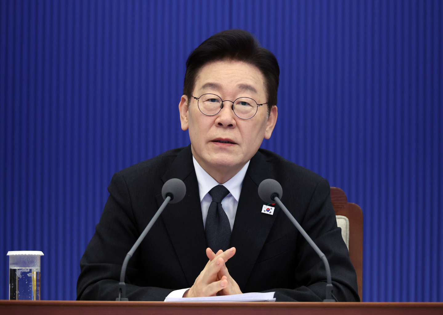 President Lee Jae Myung speaks at a senior aides' meeting at the Blue House in Jongno District, central Seoul, on Jan. 29. [YONHAP]