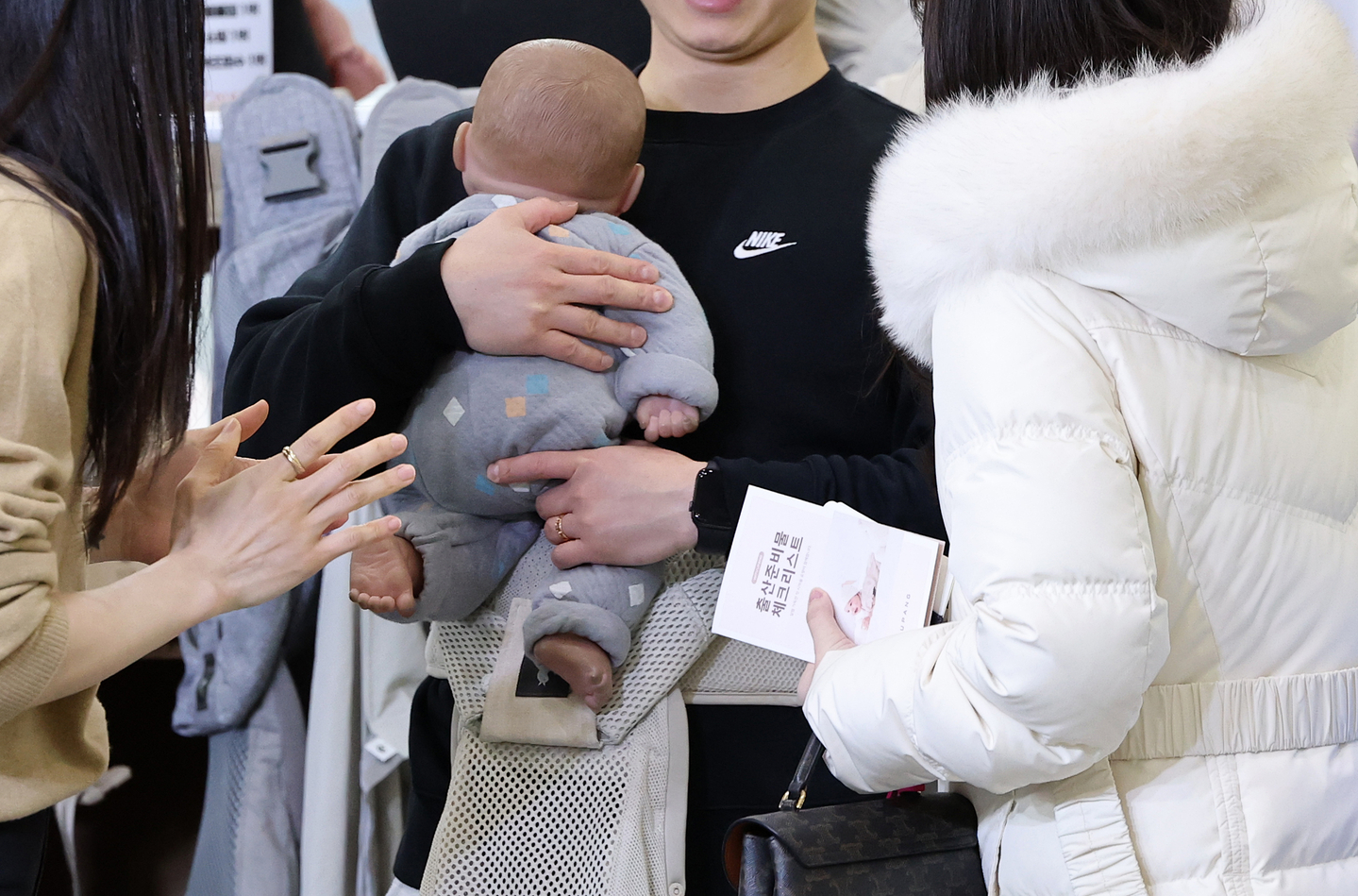 Visitors to a baby fair try at Coex in Gangnam District, southern Seoul, on Jan. 15 [NEWS1]
