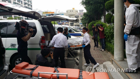 Emergency responders transfer the bodies of Jang Jae-jin's victims at an apartment in Dalseo District, Daegu, on May 20, 2014. [YONHAP] 